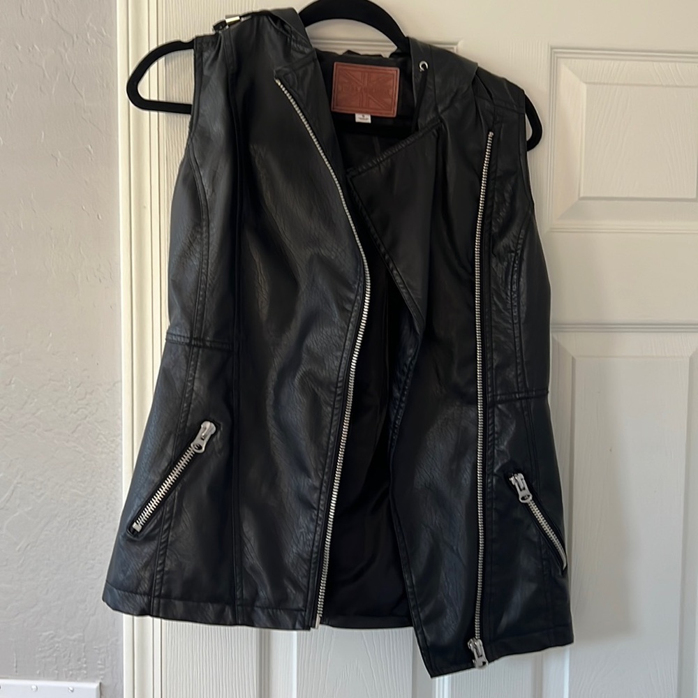 SLEEVELESS LEATHER JACKET